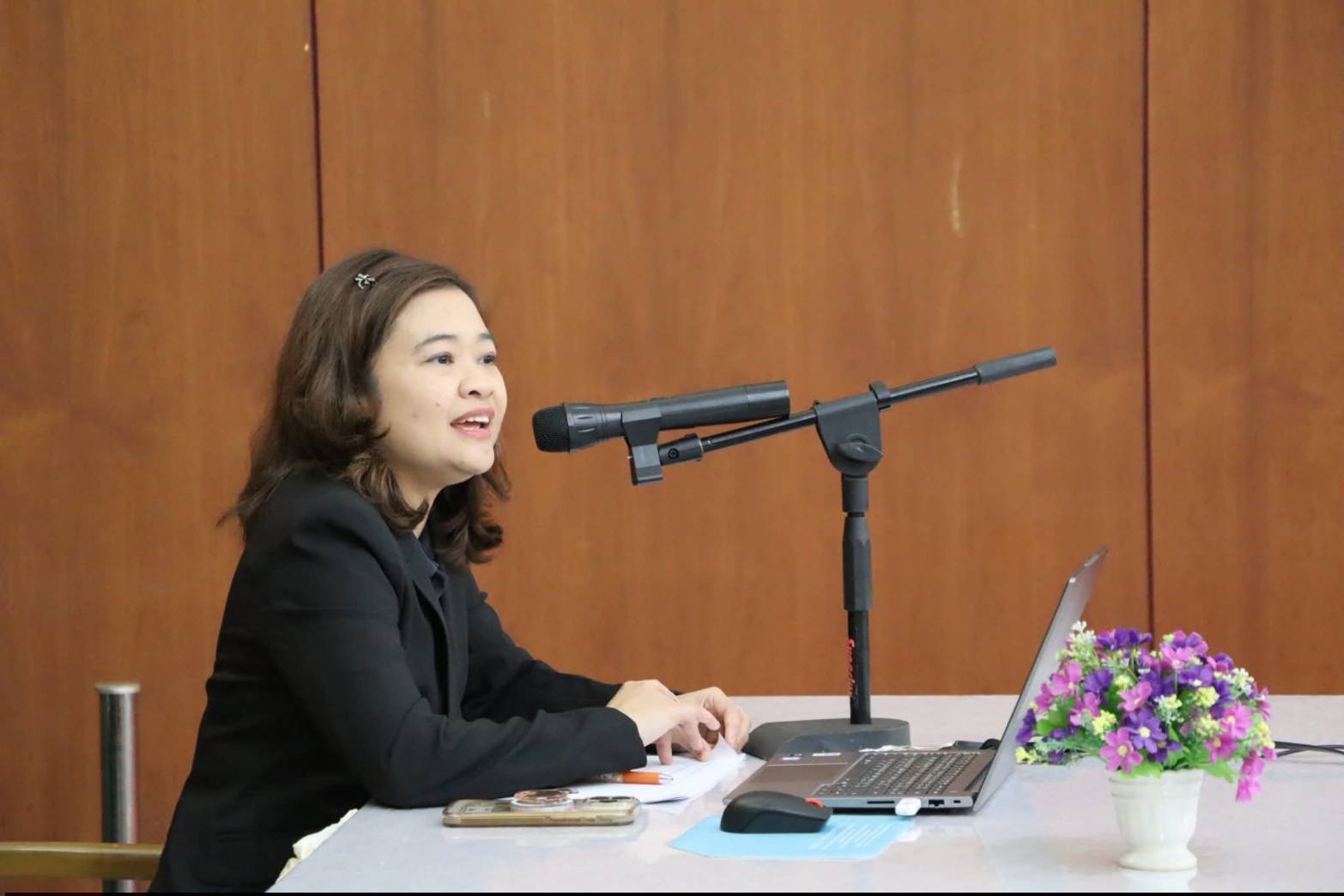 title - ผู้อำนวยการกลุ่มฝึกอบรมและการพัฒนาผลิตภัณฑ์ (ศพส.) ได้รับเชิญเป็นผู้บรรยายพิเศษ  ให้แก่ ข้าราชการใหม่ รุ่นที่ 10 หลักสูตร ต้นกล้าข้าราชการ ประจำปีงบประมาณ พ.ศ. 2569 ณ ห้องประชุมอาคาร 100 ปี ศูนย์ส่งเสริมและพัฒนาอาชีพเสริมนอกภาคการเกษตร